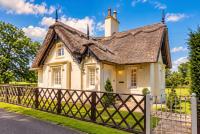 Chocolate Box Thatched Lodge by the Lake - B&B Hemingford Grey