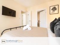 HUGE 12 Bedroom sleep 24 luxury with 2 HOT TUBS - Chambres d'hôtes Scarborough
