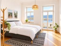 Rhine View Stay by the Drosselgasse! - B&B Rüdesheim am Rhein