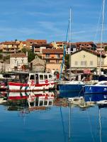 Waterfront Stone House on The Lungomare Promenade 6 Cres - B&B Cres (town)