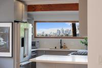Hillside House with DTLA Views - B&B Los Angeles