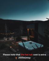 Kota Garana-Couples Mountain Hideaway with Hot Tub - Chambres d'hôtes Gărâna