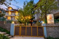 Urban Monk Stays and Cafe- Apartments and Villa near Hadimba Temple - Chambres d'hôtes Manāli