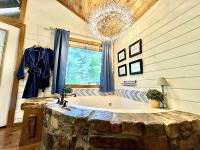 Romantic Couple's Getaway, Daybed swing - B&B Broken Bow