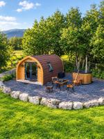Cozy Romantic Mountain View Cabin with Hot Tub in Snowdonia - Bed and Breakfast Penmaenpool