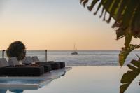 La Casa di Mare, Luxury SeaFront Villa with Private Pool, Whirlpools & Sauna, By ThinkVilla - B&B Skaléta