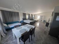 Airport Private Apartment, Advance Registration, No Reception, Self Check-in, Calm Environment, Non-Smoking Guests - B&B Kněžívka