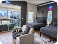 Downtown Nashville! Balcony with Pool Side View and FREE Parking! - B&B Nashville