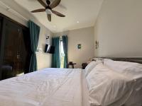 Zimmer mit Kingsize-Bett und Meerblick