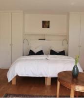 Zimmer am Ring - ruhiges Zimmer im Grünen, Frühstück auf eigener Terrasse mit Morgensonne und fußläufig zum Badeplatz Schwarzindien am Mondsee - B&B Sankt Lorenz