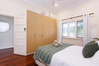 Floreat Family Home - With Kids Play Equipment - Bed and Breakfast Perth