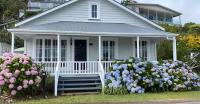 Historic Russell Cottage, Waterfront Views and Steps to Wharf and Village - B&B Russell