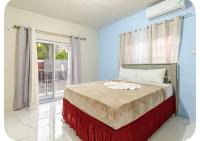 Suite met Queensize Bed en Uitzicht op het Zwembad
