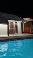 Stylish Loft with Pool Modern Luxury Stay - Bed and Breakfast Palapye