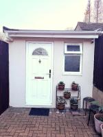 Garden Studio - Private, Modern 5 Mins to Airport, Station & Town Centre, Free Parking & Late Check-in - Ferienwohnung Luton
