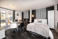 Swansea Gateway Studio with Garden fast WiFi & parking included - Chambres d'hôtes Cockwood