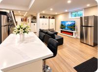 Luxurious 2 Bedroom 2 Bath Suite Near Fairview Mall & Airport, No pet allowed - Chambres d'hôtes Kitchener
