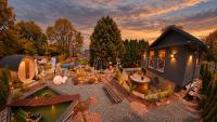 Secret Garden Retreat - Pool & Hot Tub - Bed and Breakfast Drahobudice