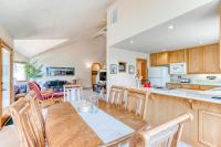 Large Sunriver Home in Quiet Neighborhood with Private Hot Tub & Free SHARC Access - B&B Sunriver