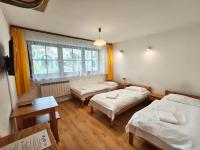 Deze driepersoonskamer heeft een gedeelde badkamer.