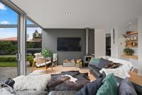 Holiday Near The Lake Private Hot Tub & Woodfire - Chambres d'hôtes Wanaka