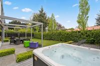 Holiday Near The Lake Private Hot Tub & Woodfire - B&B Wanaka