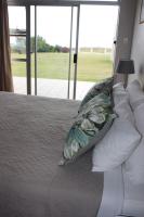 Habitación con cama extragrande y vistas al jardín 