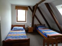 Tweepersoonskamer met 2 Aparte Bedden en Eigen Badkamer