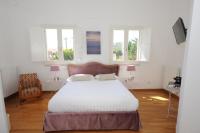 Habitación con cama grande y vistas al jardín