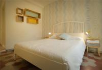 Zimmer mit Kingsize-Bett und Gartenblick. 