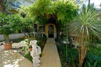 Camera Matrimoniale con Vista Giardino