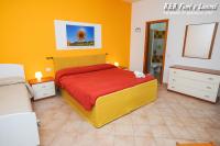Habitación con cama extragrande y vistas al jardín