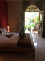 Zimmer mit Kingsize-Bett und Poolblick