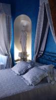 Habitación con cama grande y vistas al jardín