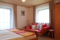 Dreibettzimmer mit Balkon und Bergblick