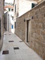 House Nataniel in Omiš near sea - B&B