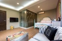 Zimmer mit Kingsize-Bett und Bergblick