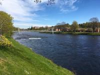 Stylish 2-BR Apt - Parking & Wi-Fi - Sleeps 4 - Chambres d'hôtes Inverness