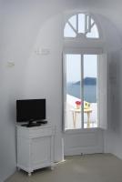 Traditional Cave Apartment with Side Caldera View
