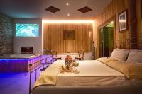 Deluxe Suite with Spa Package - Basement