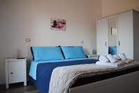 Habitación con cama extragrande y balcón