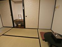 Japanisch eingerichtetes Zweibettzimmer mit Gemeinschaftsbad.