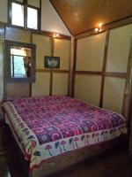 Zimmer mit Queensize-Bett und Balkon