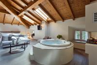 Deluxe Suite with Spa Bath