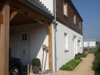 Casa-Cosi, tourist & business suites & flats with reserved parking and private terraces in shared garden with seasonal pool included, private sauna available - Chambres d'hôtes Lokeren