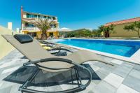 Crowonder Sun&Fun Holiday House with Large Swimming Pool, Playroom and Garden - B&B Bibinje