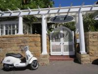 Cape Town Historical Victoria Court apartment - B&B