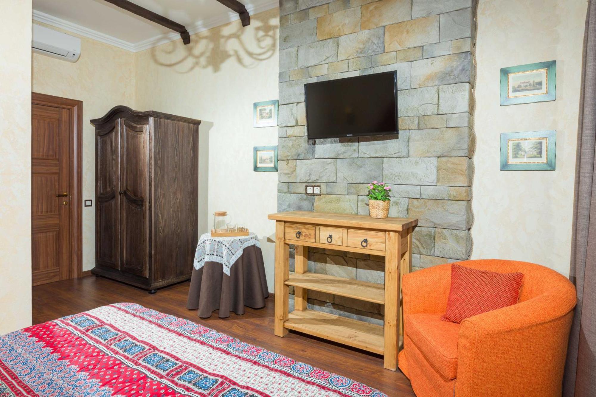 "The Three Musketeers" Deluxe Hotel