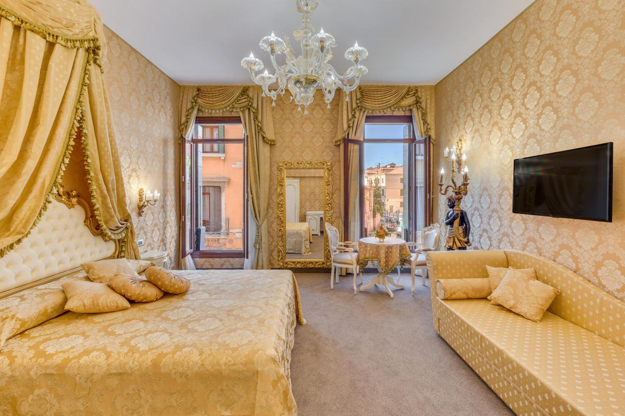 6. Residenza Veneziana