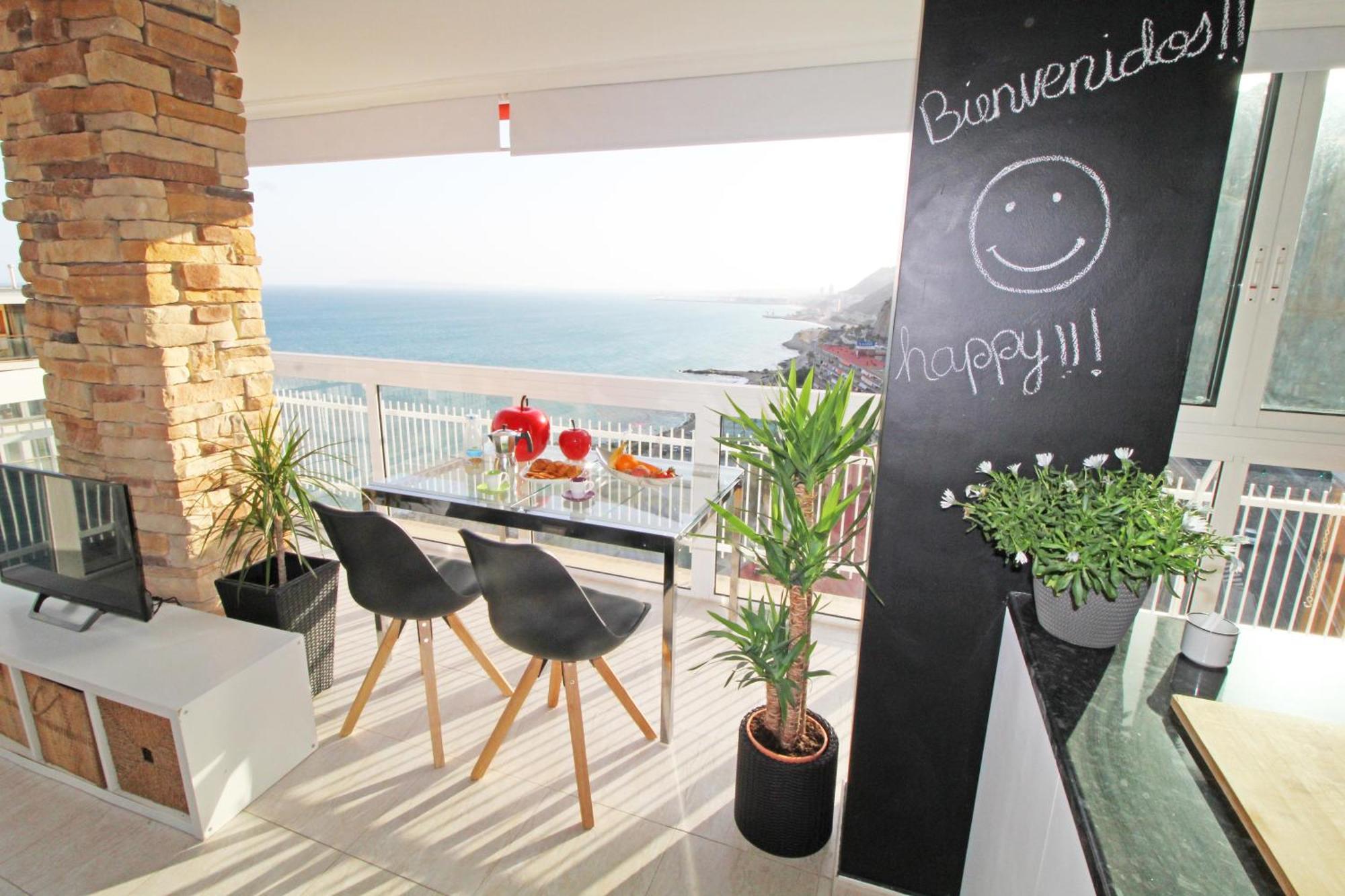 Vistas al mar. Gran salon. Playa a 1 minuto. WiFi